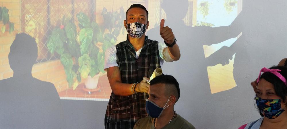 Habitantes de calle en proceso de resocialización se graduaron en habilidades de barbería